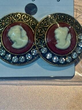 Vintage looking Cameo Crystal Gold-Tone Button Earrings - Red & Cream❤️ঞ❤️